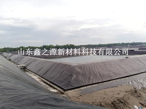 大風(fēng)天氣下鋪設(shè)沼氣池黑膜的技巧：安全高效，創(chuàng)新應(yīng)對(duì)